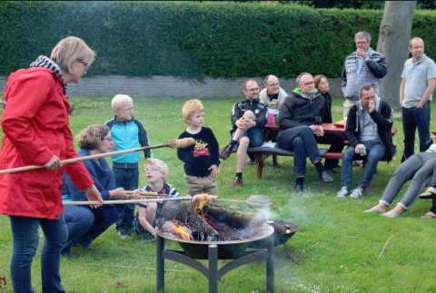 Bålene trækker i store og små